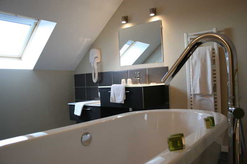 Logis Hotel Restaurant L'Auberge Normande Carentan Esterno foto